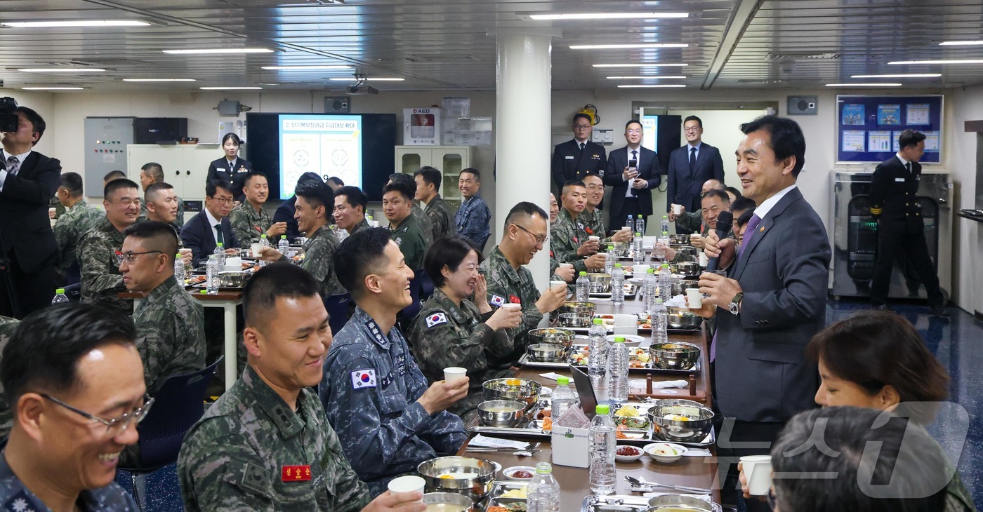 (서울=뉴스1) = 안규백 국방부 장관이 16일 오후 마라도함 승조원식당에서 해군·해병대 지휘관과의 오찬에 앞서 발언을 하고 있다. (국방부 제공. 재판매 및 DB 금지) 2026 …