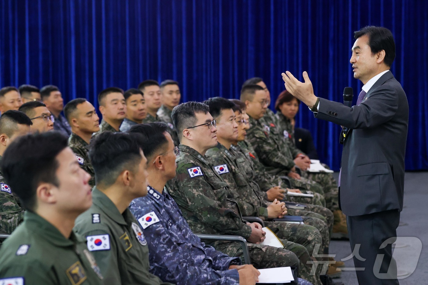 (서울=뉴스1) = 안규백 국방부 장관이 16일 오전 마라도함에서 해군·해병대 지휘관을 대상으로 지휘역량 강화를 위한 특별강연을 하고 있다. (국방부 제공. 재판매 및 DB 금지) …