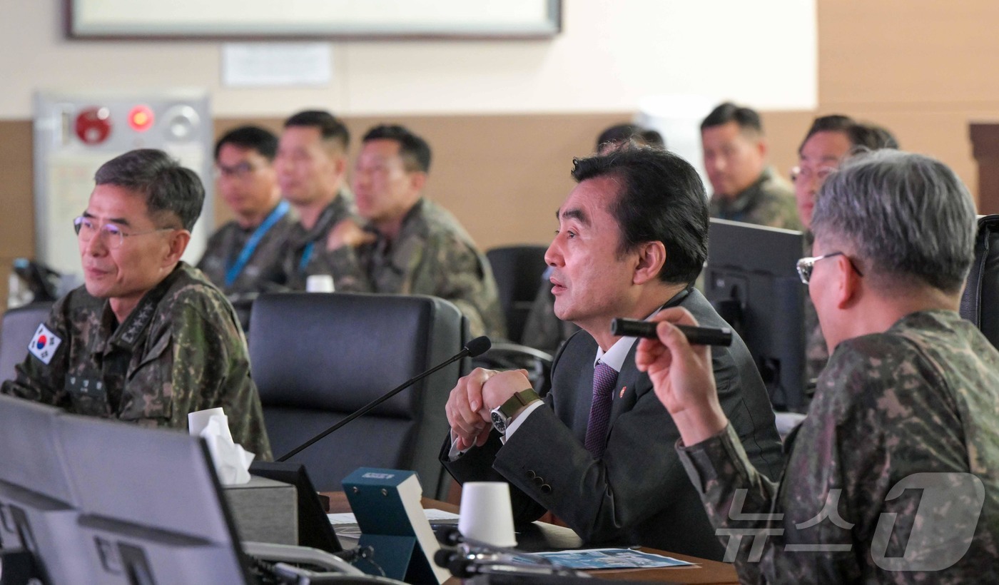 (서울=뉴스1) = 안규백 국방부 장관이 16일 오후 해군작전사령부 지휘통제실에서 군사대비태세를 점검하고 있다. (국방부 제공. 재판매 및 DB 금지) 2026.4.16/뉴스1