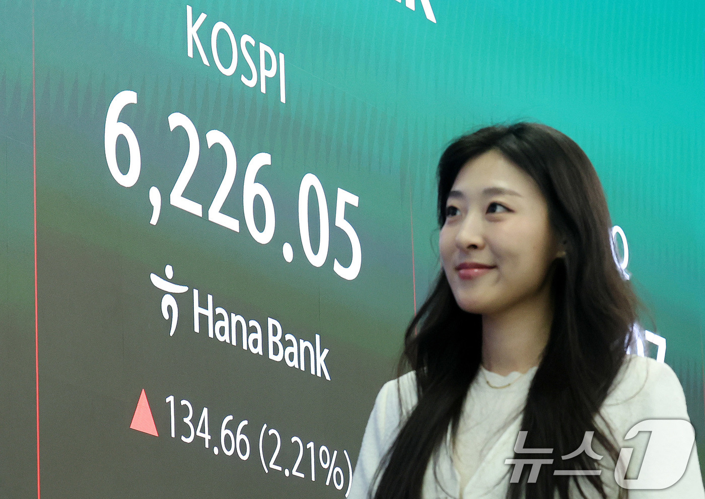 (서울=뉴스1) 박지혜 기자 = 16일 서울 중구 하나은행 딜링룸 현황판에 코스피지수가 전일 종가 대비 134.66포인트(p)(2.21%) 상승한 6226.05를 나타내고 있다.이 …
