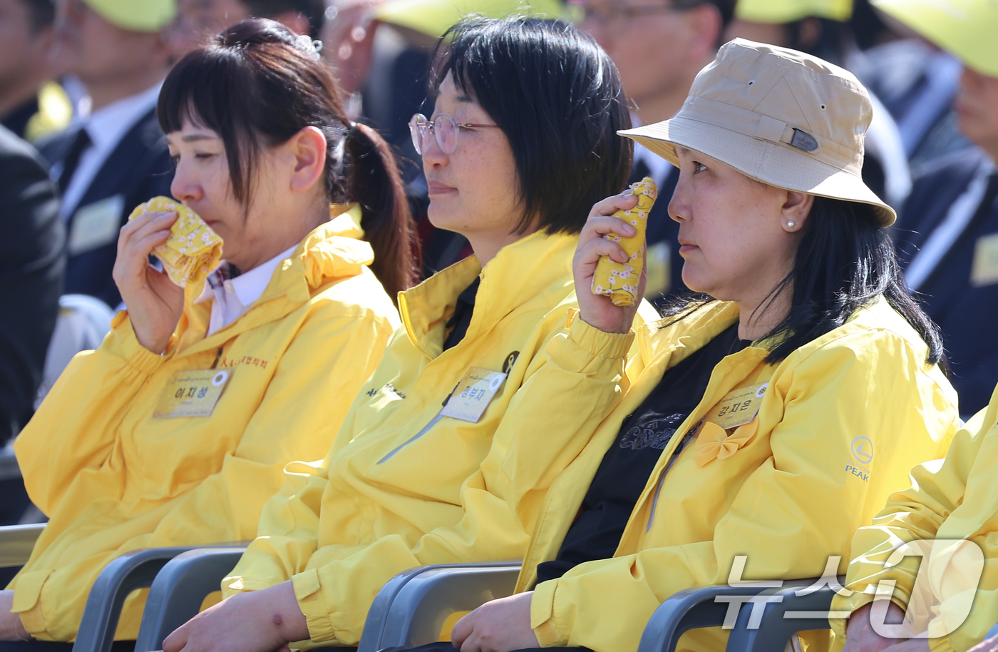 (안산=뉴스1) 허경 기자 = 16일 경기 안산 단원구 화랑유원지에서 열린 세월호 참사 12주기 기억식에 참석한 유가족들이 기억영상을 시청하며 눈물 흘리고 있다. (청와대통신사진기 …