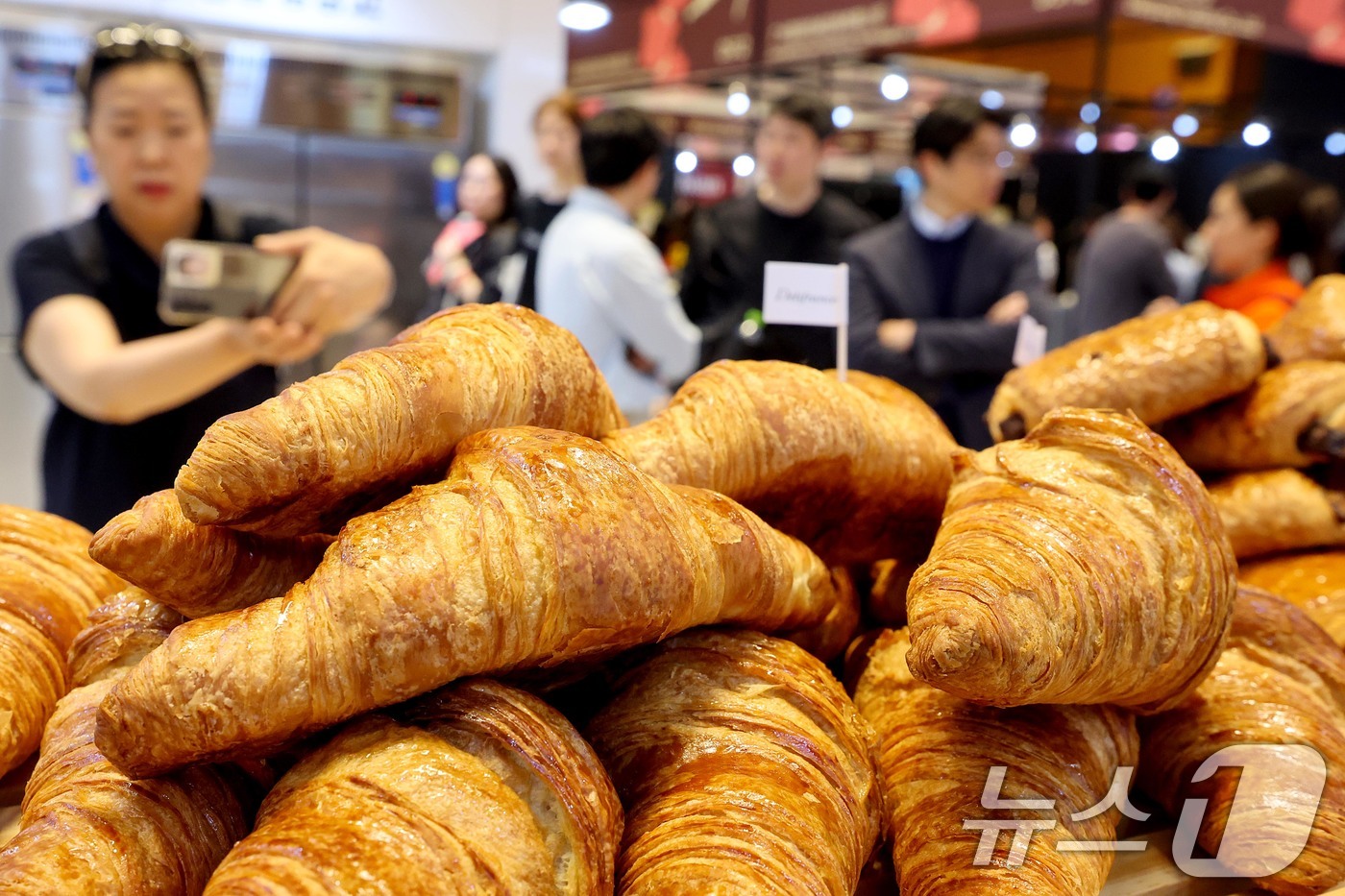 (서울=뉴스1) 조연우 인턴기자 = 16일 서울 강남구 코엑스에서 열린 상반기 최대 규모 베이커리 전시회 '2026 한국국제베이커리페어'를 찾은 참관객들이 전시된 작품을 둘러보고 …