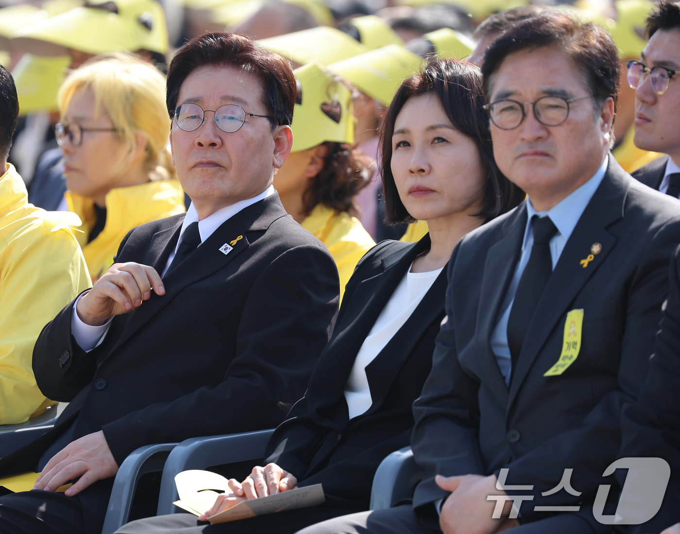 (안산=뉴스1) 허경 기자 = 이재명 대통령과 김혜경 여사가 16일 경기 안산 단원구 화랑유원지에서 열린 세월호 참사 12주기 기억식에서 기억영상을 시청하고 있다. (청와대통신사진 …