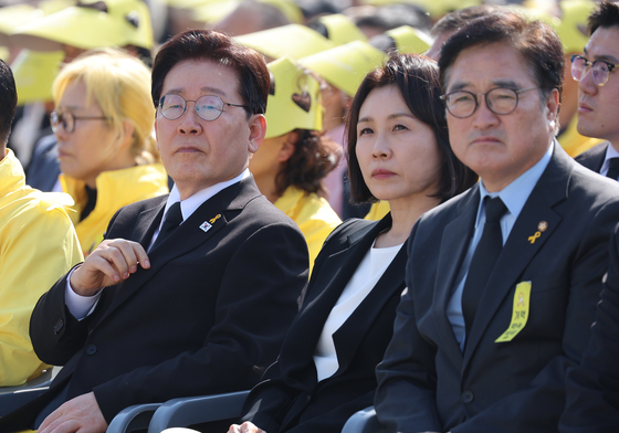 기억영상 시청하는 이재명 대통령 부부