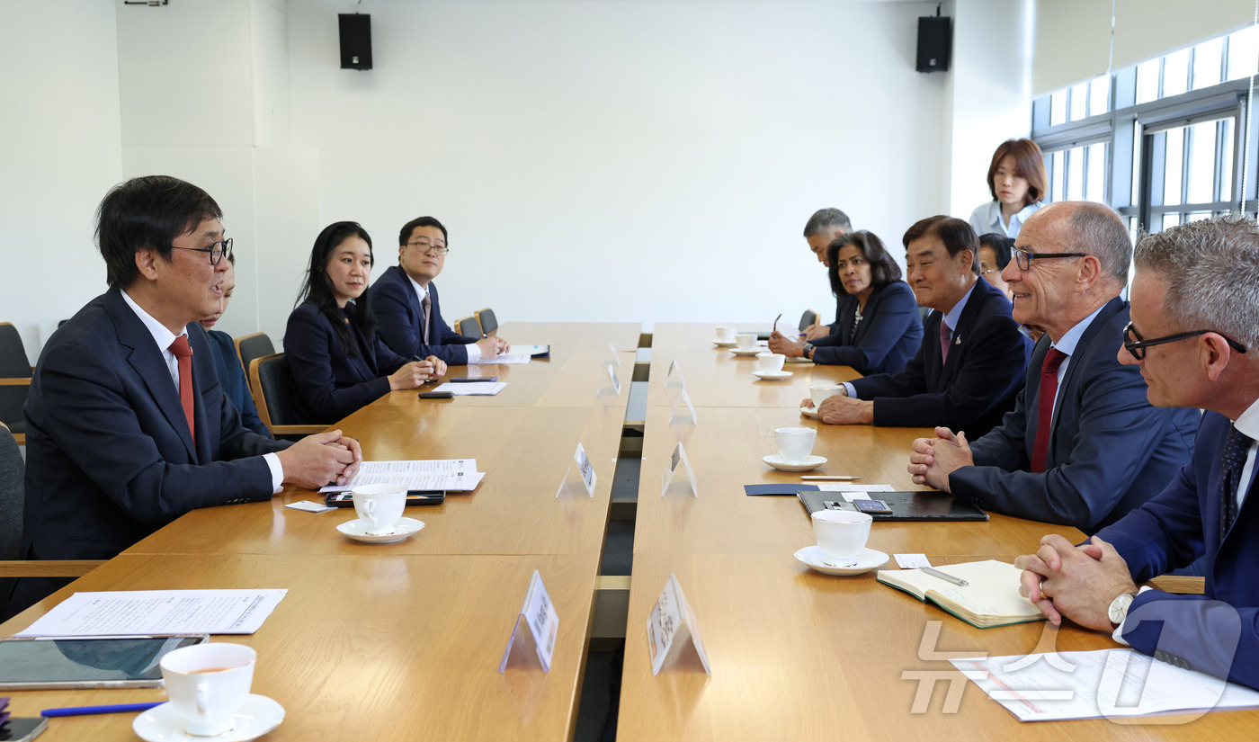 (서울=뉴스1) = 최휘영 문화체육관광부 장관이 16일 서울 종로구 국립현대미술관 서울관에서 레온즈 에더 국제대학스포츠연맹(FISU) 회장과 면담을 하고 있다. (문화체육관광부 제 …