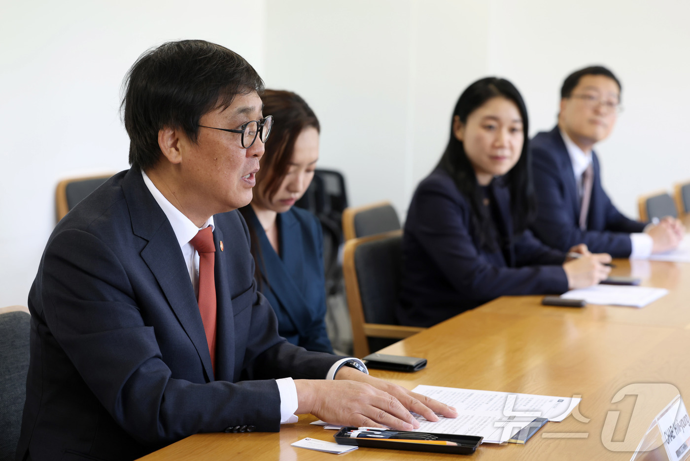 (서울=뉴스1) = 최휘영 문화체육관광부 장관이 16일 서울 종로구 국립현대미술관 서울관에서 레온즈 에더 국제대학스포츠연맹(FISU) 회장과 면담을 하고 있다. (문화체육관광부 제 …