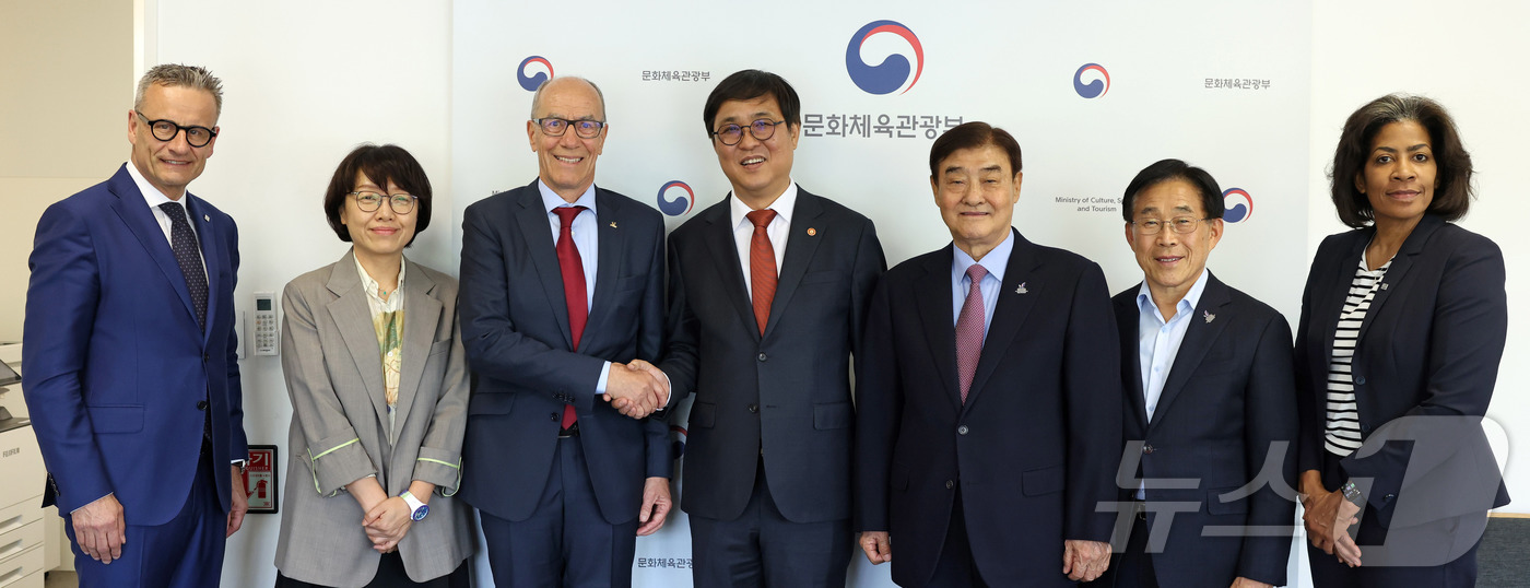 (서울=뉴스1) = 최휘영 문화체육관광부 장관이 16일 서울 종로구 국립현대미술관 서울관에서 레온즈 에더 국제대학스포츠연맹(FISU) 회장을 비롯한 관계자들과 기념촬영을 하고 있다 …