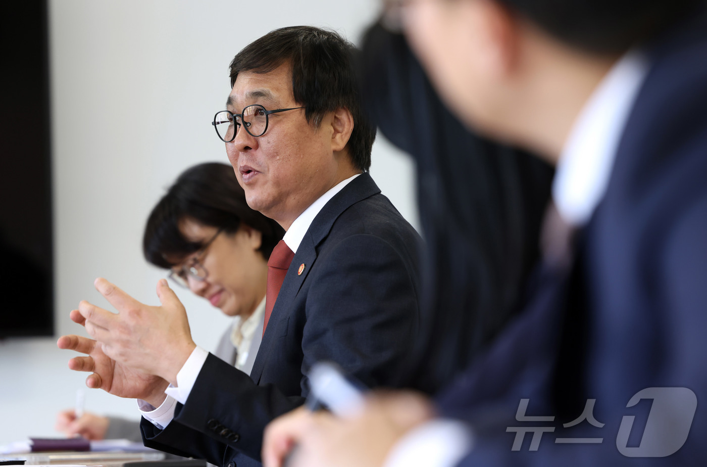 (서울=뉴스1) = 최휘영 문화체육관광부 장관이 16일 서울 종로구 국립현대미술관 서울관에서 레온즈 에더 국제대학스포츠연맹(FISU) 회장과 면담을 하고 있다. (문화체육관광부 제 …