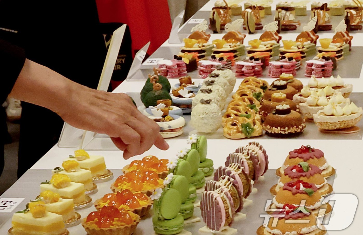 (서울=뉴스1) 조연우 인턴기자 = 16일 서울 강남구 코엑스에서 열린 상반기 최대 규모 베이커리 전시회 '2026 한국국제베이커리페어'를 찾은 참관객들이 전시된 작품을 둘러보고 …