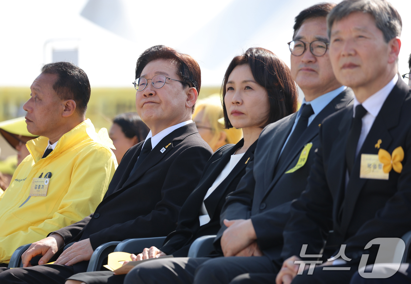 (안산=뉴스1) 허경 기자 = 이재명 대통령과 김혜경 여사가 16일 경기 안산 단원구 화랑유원지에서 열린 세월호 참사 12주기 기억식에서 기억영상을 시청하고 있다. (청와대통신사진 …