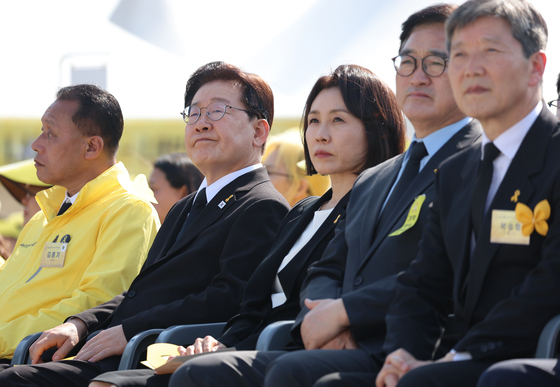 세월호 참사 기억영상 시청하는 이재명 대통령 부부