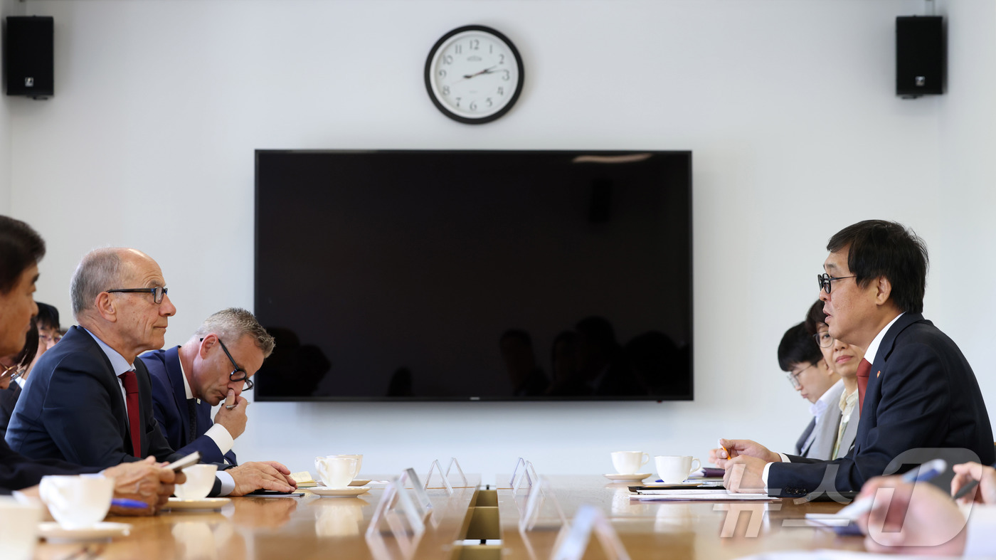 (서울=뉴스1) = 최휘영 문화체육관광부 장관이 16일 서울 종로구 국립현대미술관 서울관에서 레온즈 에더 국제대학스포츠연맹(FISU) 회장과 면담을 하고 있다. (문화체육관광부 제 …