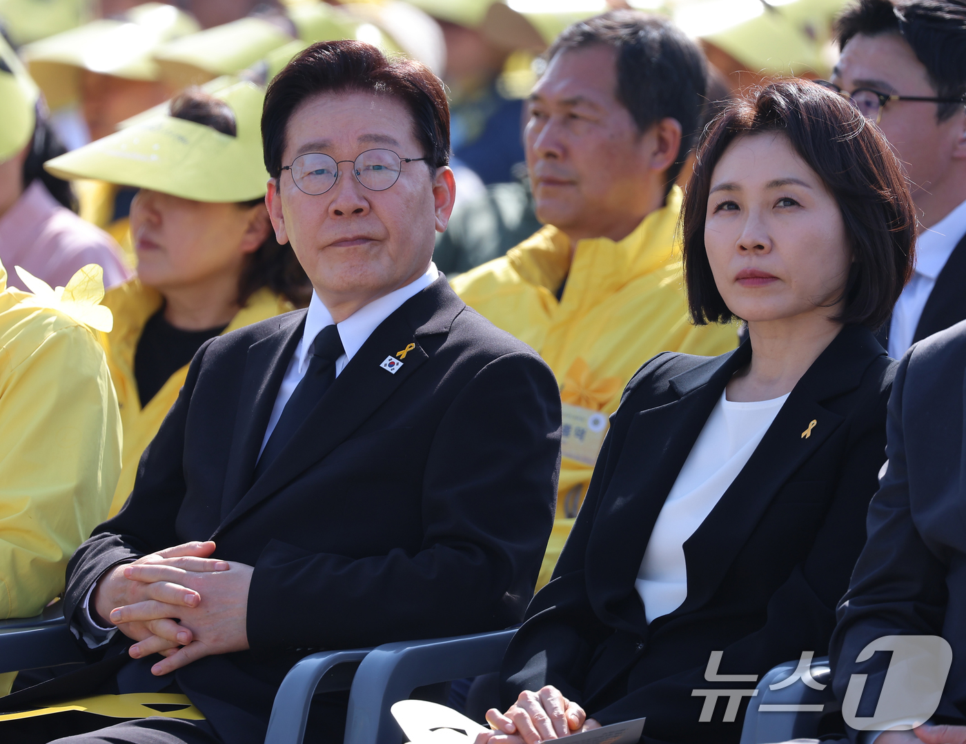 (안산=뉴스1) 허경 기자 = 이재명 대통령과 김혜경 여사가 16일 경기 안산 단원구 화랑유원지에서 열린 세월호 참사 12주기 기억식에서 기억영상을 시청하고 있다. (청와대통신사진 …