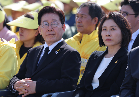 기억영상 시청하는 이재명 대통령 부부