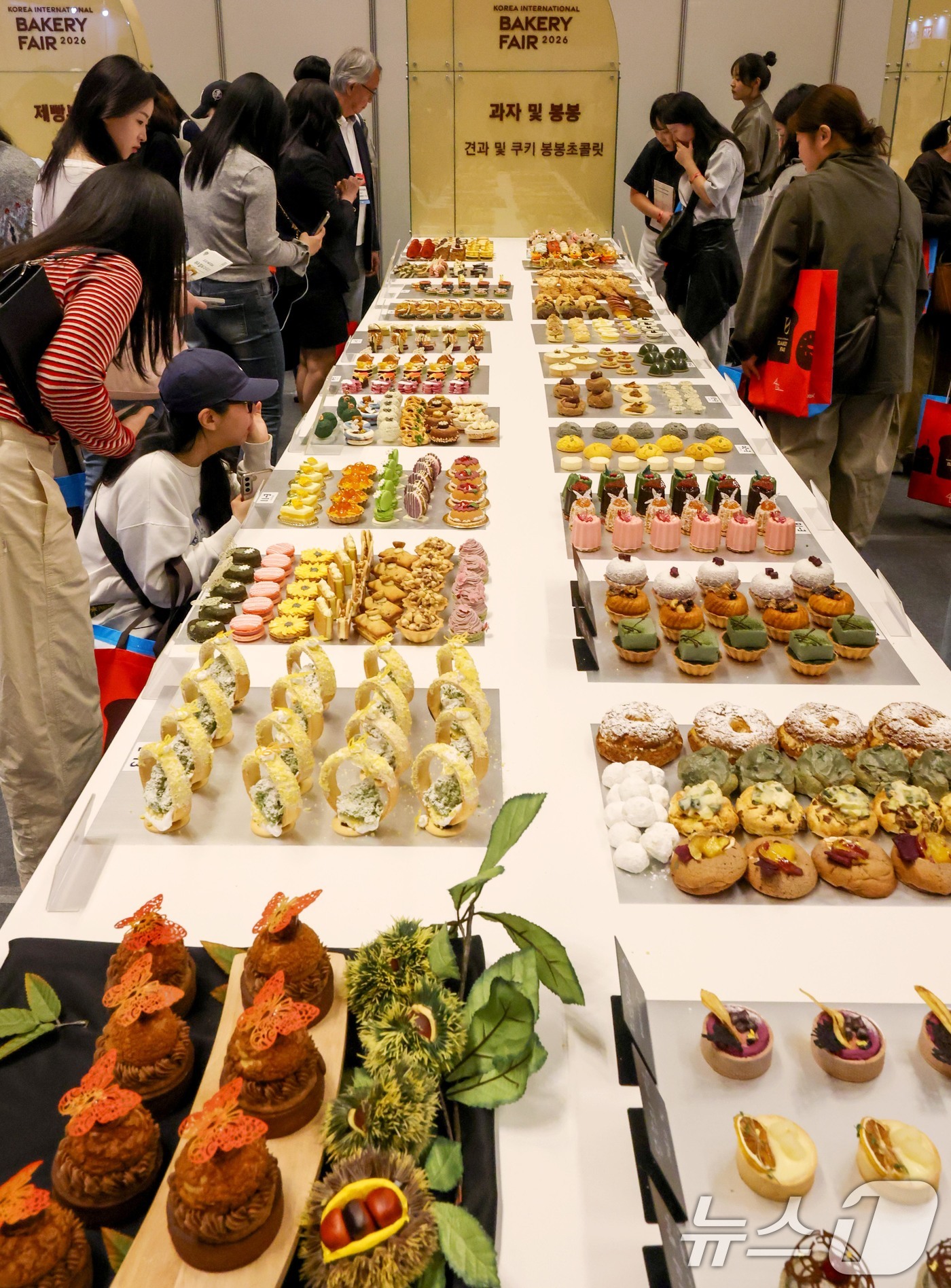 (서울=뉴스1) 조연우 인턴기자 = 16일 서울 강남구 코엑스에서 열린 상반기 최대 규모 베이커리 전시회 '2026 한국국제베이커리페어'를 찾은 참관객들이 전시된 작품을 둘러보고 …
