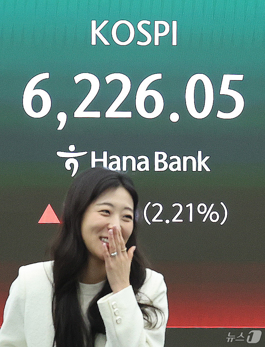 (서울=뉴스1) 박지혜 기자 = 16일 서울 중구 하나은행 딜링룸 현황판에 코스피지수가 전일 종가 대비 134.66포인트(p)(2.21%) 상승한 6226.05를 나타내고 있다.이 …