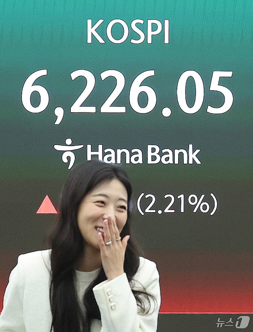 본문 이미지 - 16일 서울 중구 하나은행 딜링룸 현황판에 코스피지수가 전일 종가 대비 134.66포인트(p)(2.21%) 상승한 6226.05를 나타내고 있다. 2026.4.16 ⓒ 뉴스1 박지혜 기자