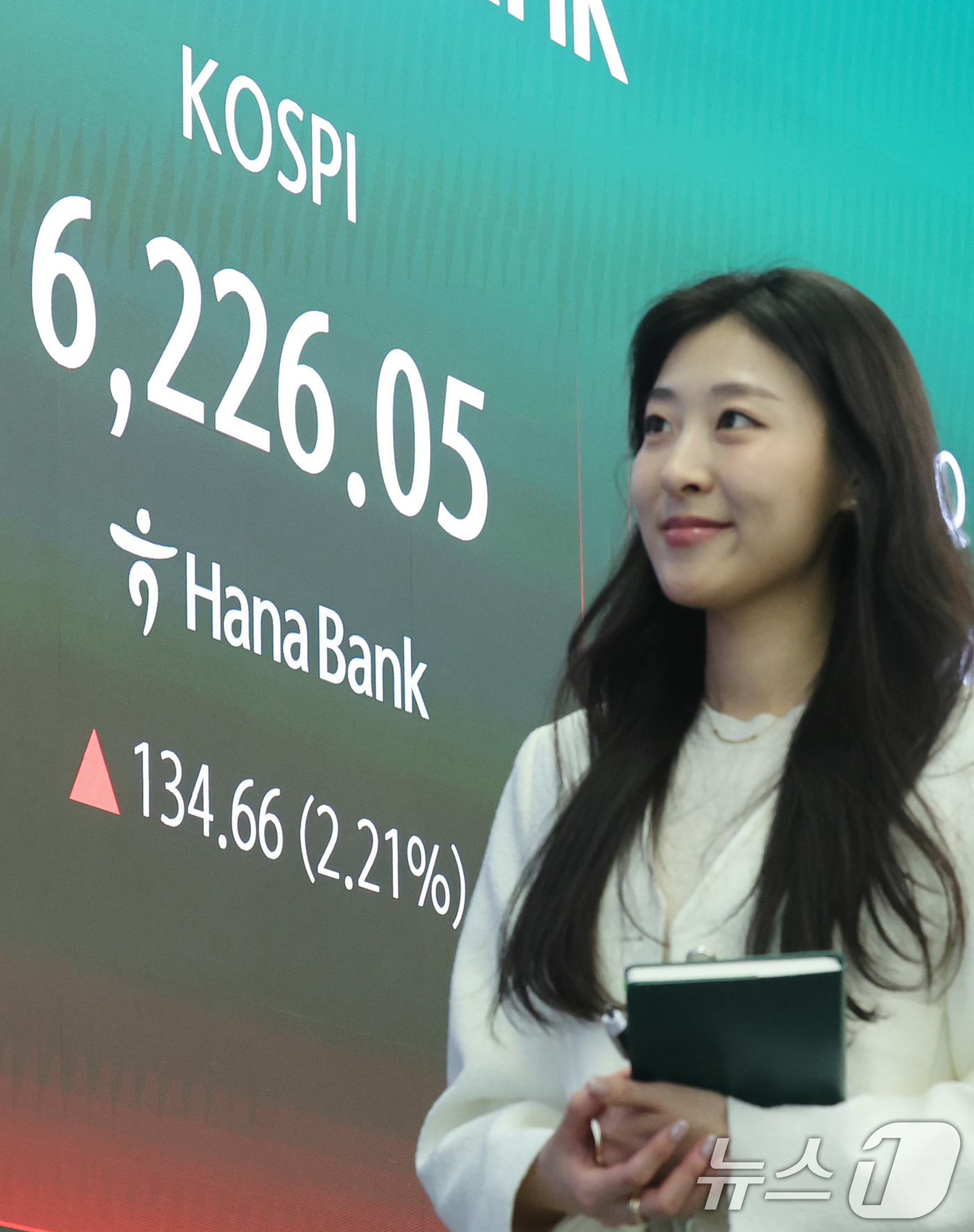 (서울=뉴스1) 박지혜 기자 = 16일 서울 중구 하나은행 딜링룸 현황판에 코스피지수가 전일 종가 대비 134.66포인트(p)(2.21%) 상승한 6226.05를 나타내고 있다.이 …