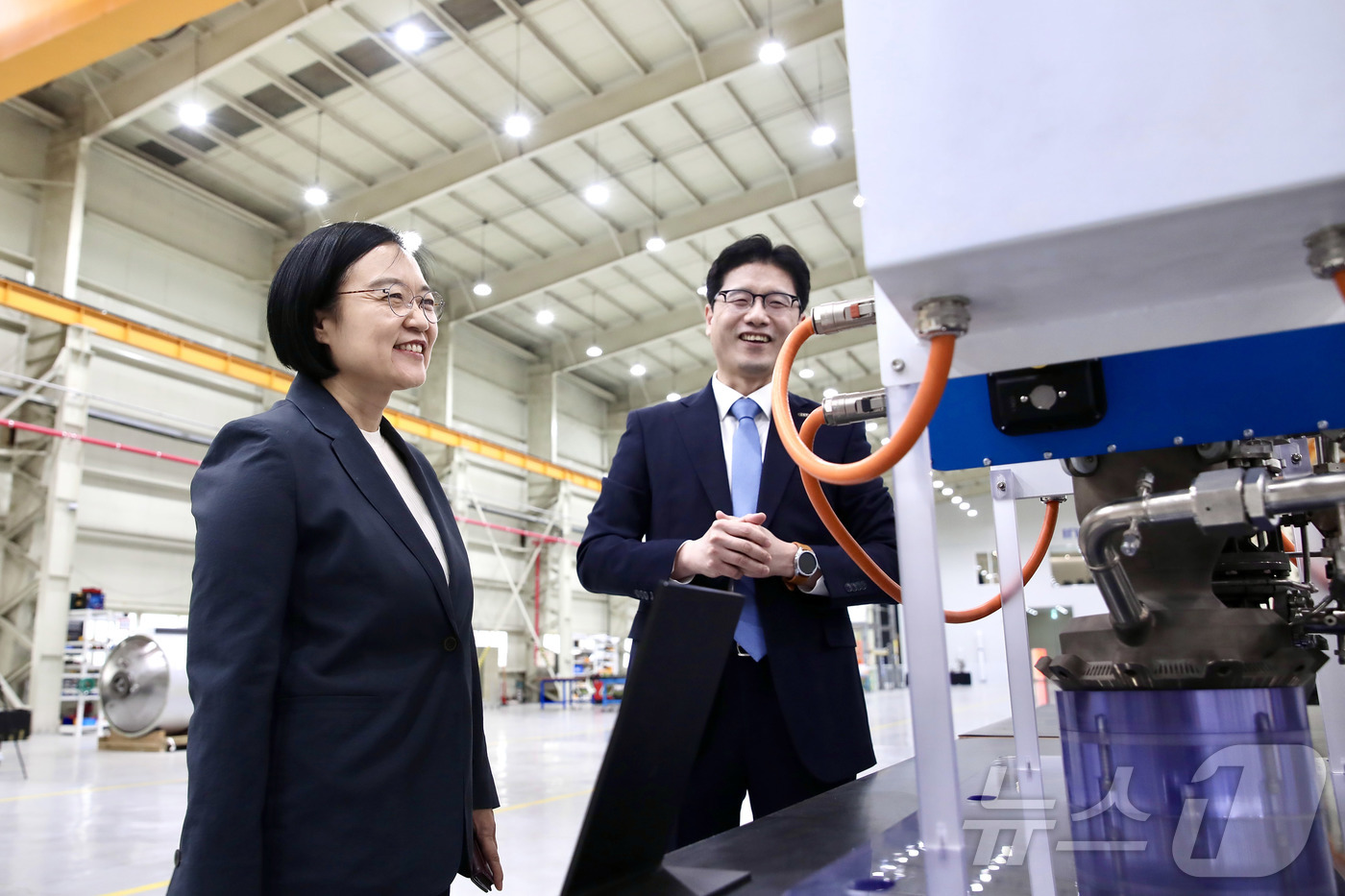 (서울=뉴스1) = 한성숙 중소벤처기업부 장관이 16일 충청북도 청주 이노스페이스를 방문해 개발 현장을 둘러보고 있다. (중소벤처기업부 제공. 재판매 및 DB 금지) 2026.4. …