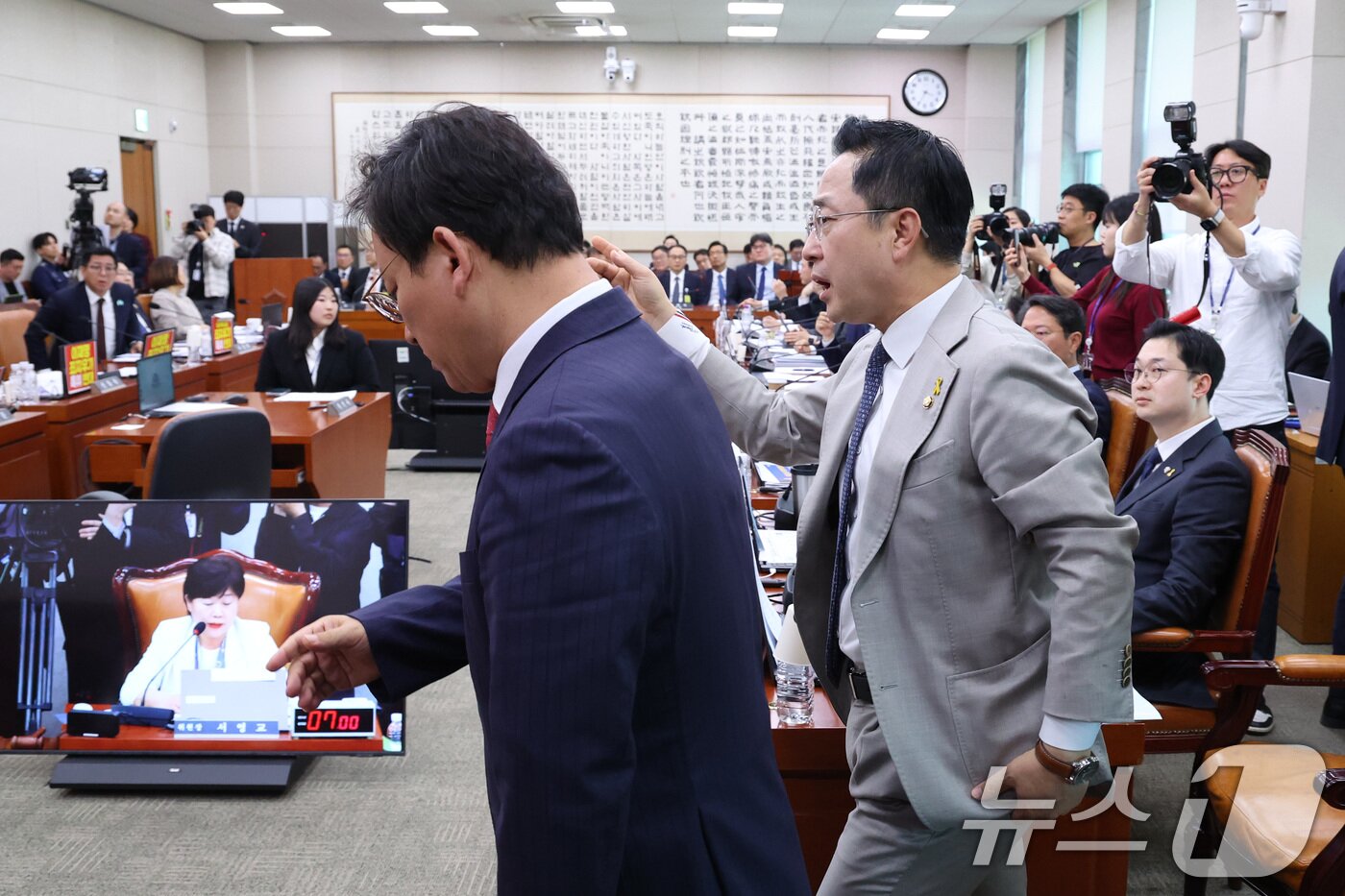 본문 이미지 - 진성준 더불어민주당 간사와 김형동 국민의힘 간사가 16일 서울 여의도 국회 윤석열정권정치검찰조작기소의혹사건진상규명국정조사특별위원회에서 열린 대장동·김용 전 민주연구원 부원장·위례신도시 조작기소 의혹 사건 청문회에서 대화하고 있다. 2026.4.16 ⓒ 뉴스1 신웅수 기자
