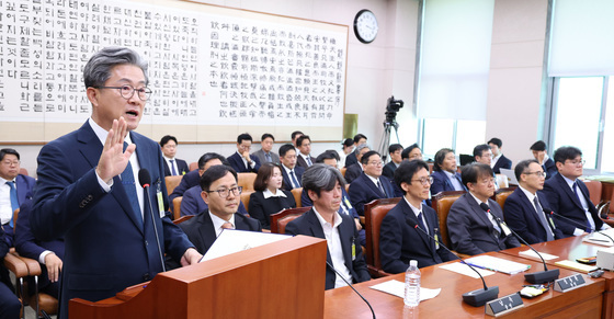 정순욱 전 비서실장, 조작기소 국조특위 증인 선서