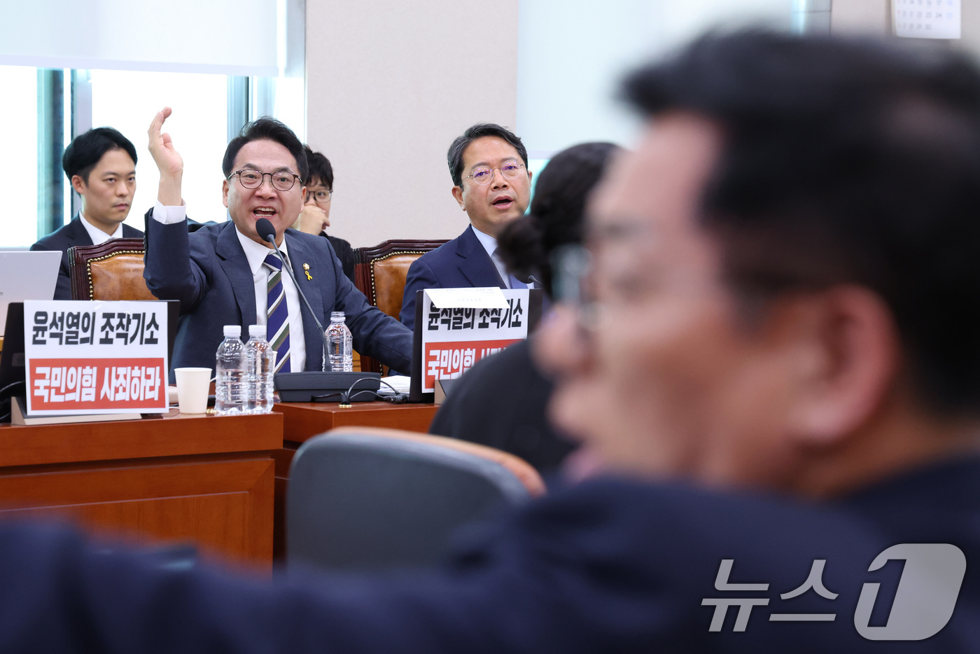 (서울=뉴스1) 신웅수 기자 = 박선원 더불어민주당 의원과 이상휘 국민의힘 의원이 16일 서울 여의도 국회 윤석열정권정치검찰조작기소의혹사건진상규명국정조사특별위원회에서 열린 대장동· …