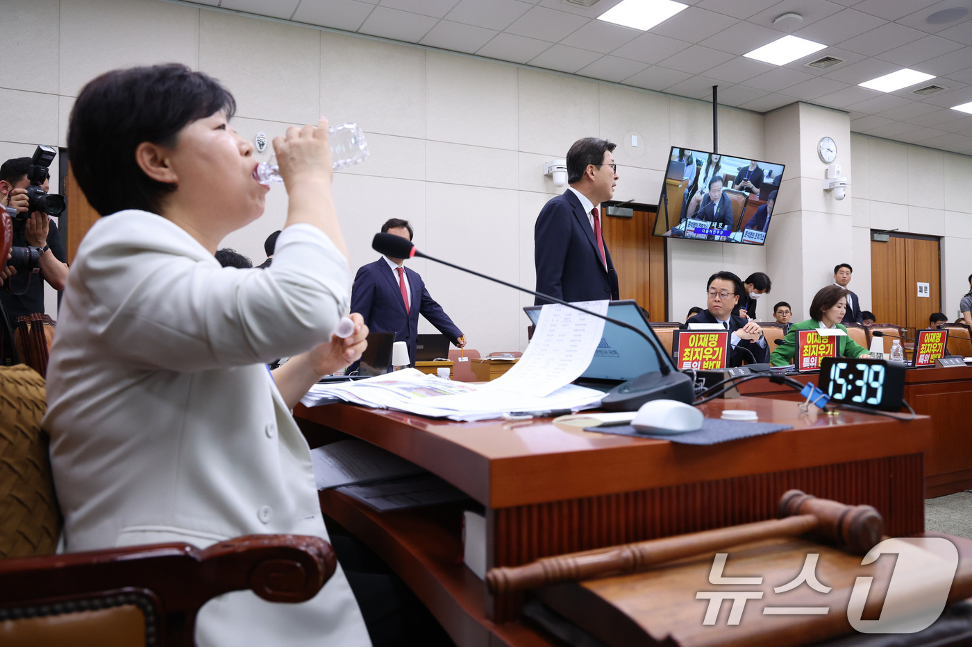 (서울=뉴스1) 신웅수 기자 = 서영교 위원장이 16일 서울 여의도 국회 윤석열정권정치검찰조작기소의혹사건진상규명국정조사특별위원회에서 열린 대장동·김용 전 민주연구원 부원장·위례신도 …