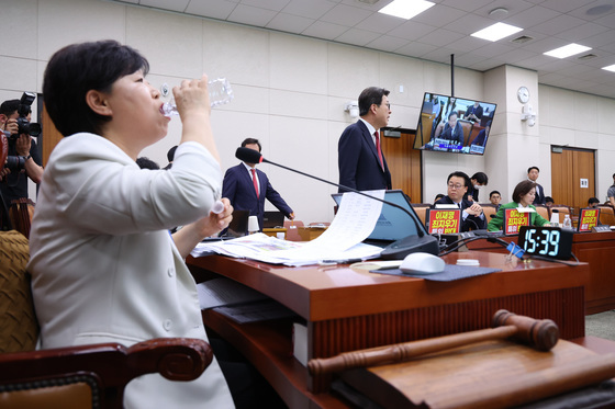 목 축이는 서영교 위원장