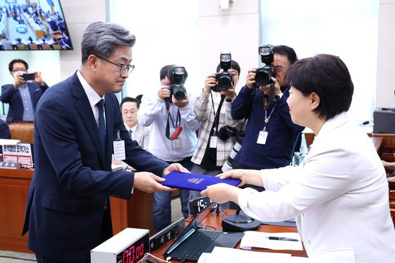 선서문 제출하는 정순욱 전 비서실장