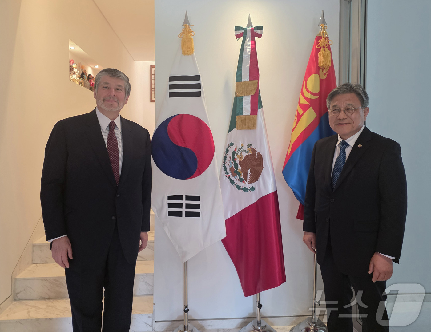 (서울=뉴스1) = 허민 국가유산청장이 16일 오후 서울 성북구 소재 주한 멕시코 대사 관저에서 카를로스 페냐피엘 소토 주한 멕시코 대사와 기념촬영을 하고 있다. (국가유산청 제공 …
