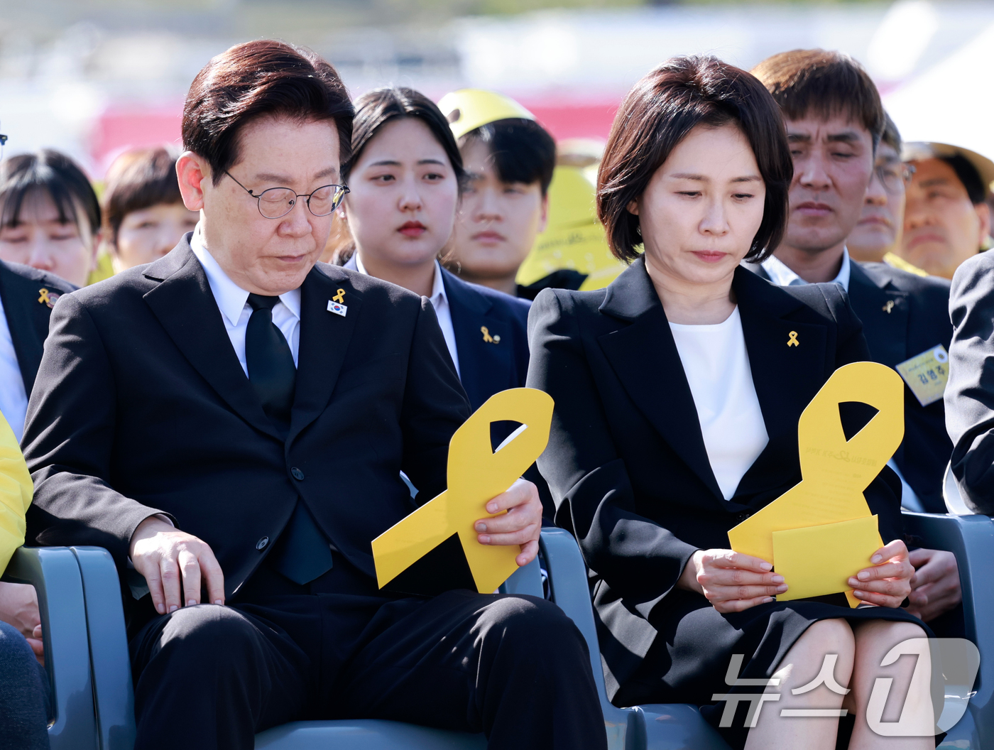 (안산=뉴스1) 허경 기자 = 이재명 대통령과 김혜경 여사가 16일 경기 안산 단원구 화랑유원지에서 열린 세월호 참사 12주기 기억식에서 편지 낭독을 듣고 있다. (청와대통신사진기 …