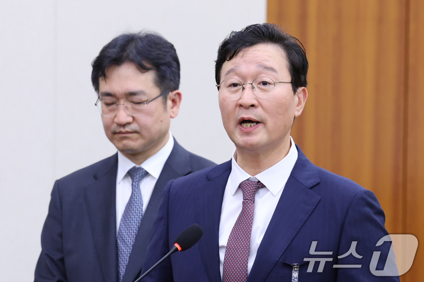 (서울=뉴스1) 신웅수 기자 = 송경호 전 서울중앙지검장과 대장동 수사를 주도했던 정일권 검사가 16일 서울 여의도 국회 윤석열정권정치검찰조작기소의혹사건진상규명국정조사특별위원회에서 …