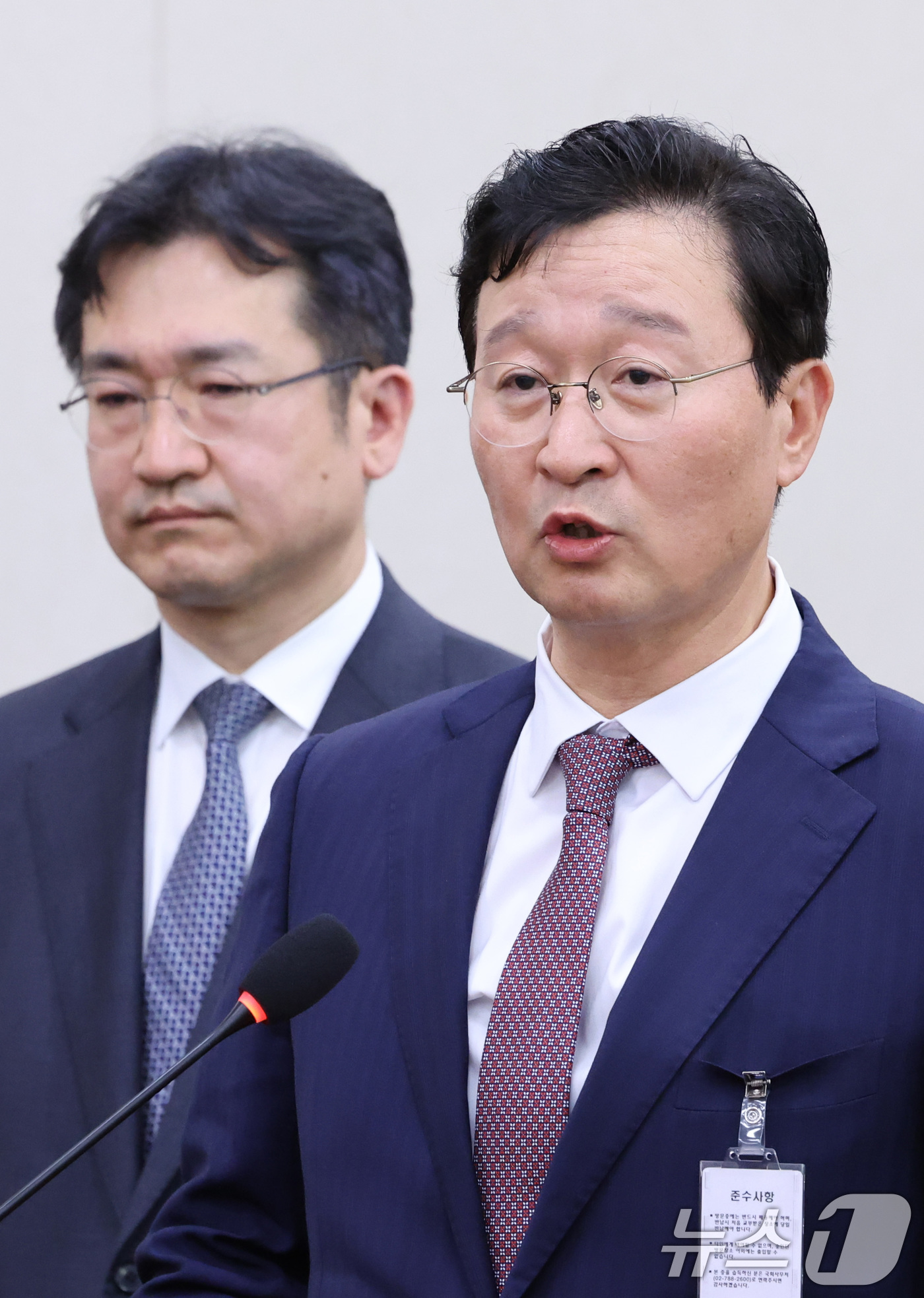 (서울=뉴스1) 신웅수 기자 = 송경호 전 서울중앙지검장과 대장동 수사를 주도했던 정일권 검사가 16일 서울 여의도 국회 윤석열정권정치검찰조작기소의혹사건진상규명국정조사특별위원회에서 …