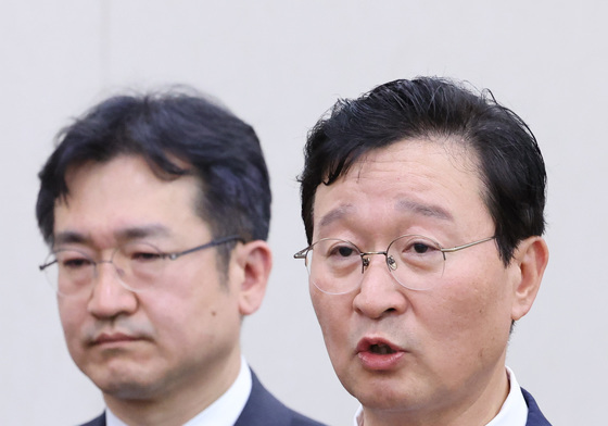 증언대 선 송경호·정일권