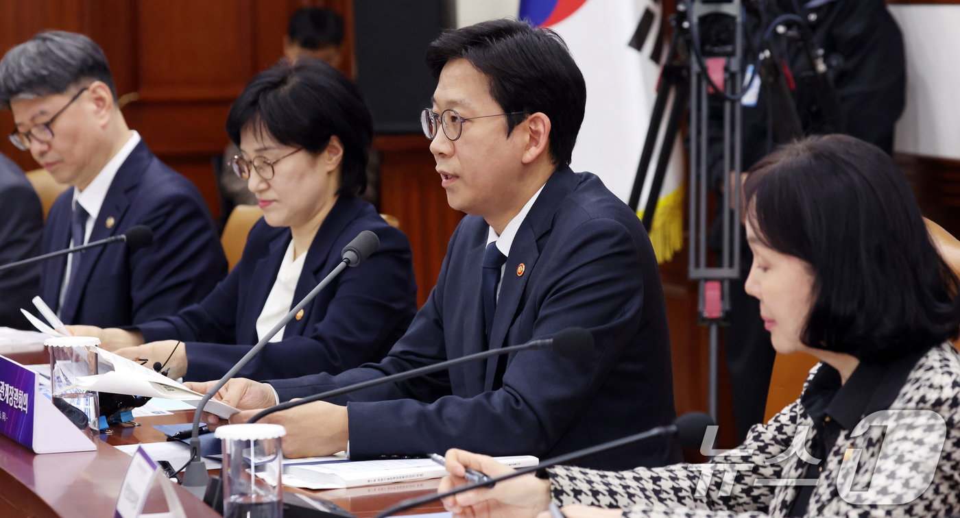 (서울=뉴스1) 김명섭 기자 = 배경훈 부총리 겸 과학기술정보통신부 장관이 16일 오후 서울 종로구 세종대로 정부서울청사에서 열린 과학기술관계장관회의에서 모두 발언을 하고 있다. …