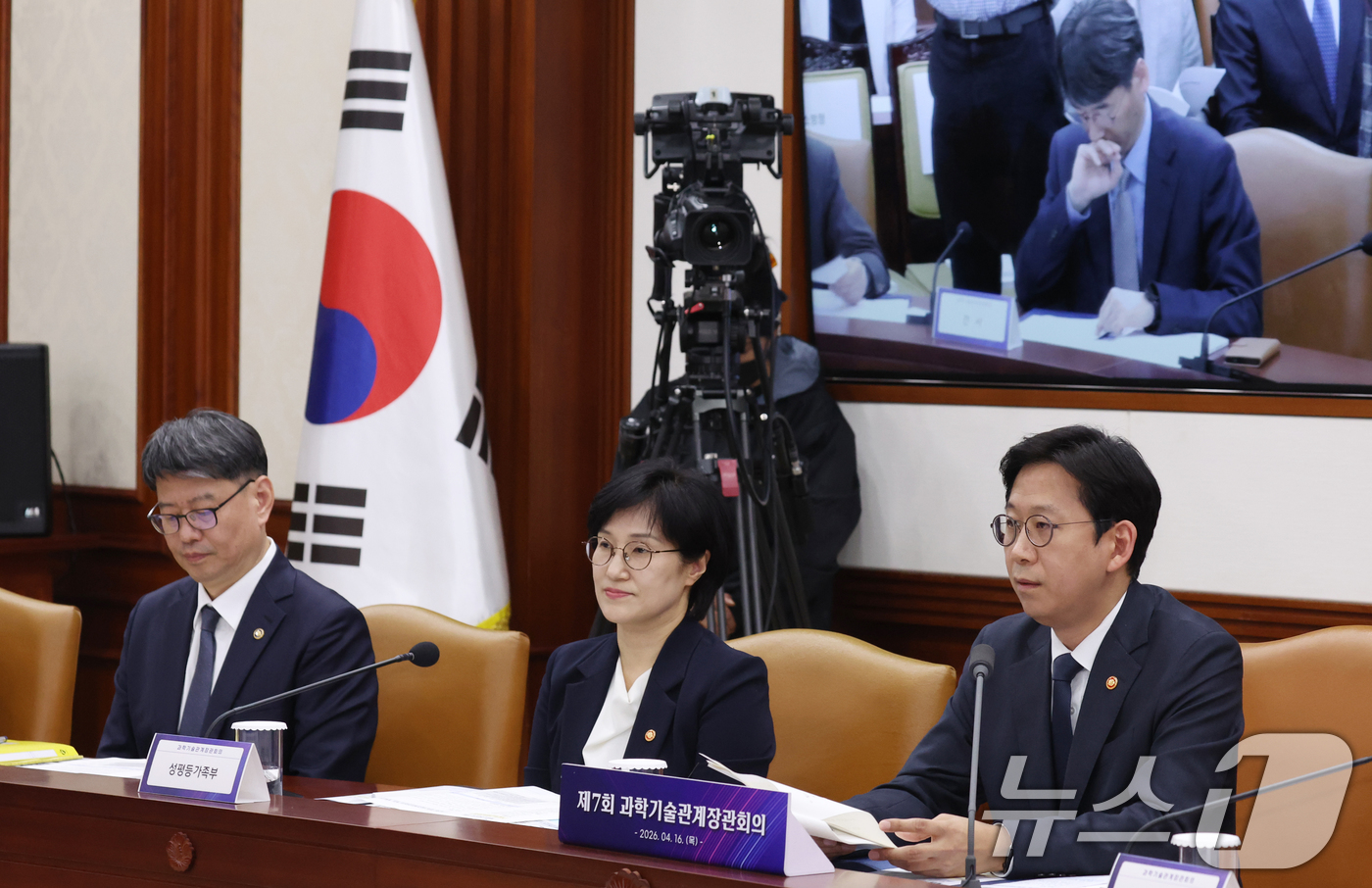 (서울=뉴스1) 김명섭 기자 = 배경훈 부총리 겸 과학기술정보통신부 장관이 16일 오후 서울 종로구 세종대로 정부서울청사에서 열린 과학기술관계장관회의에서 모두 발언을 하고 있다. …