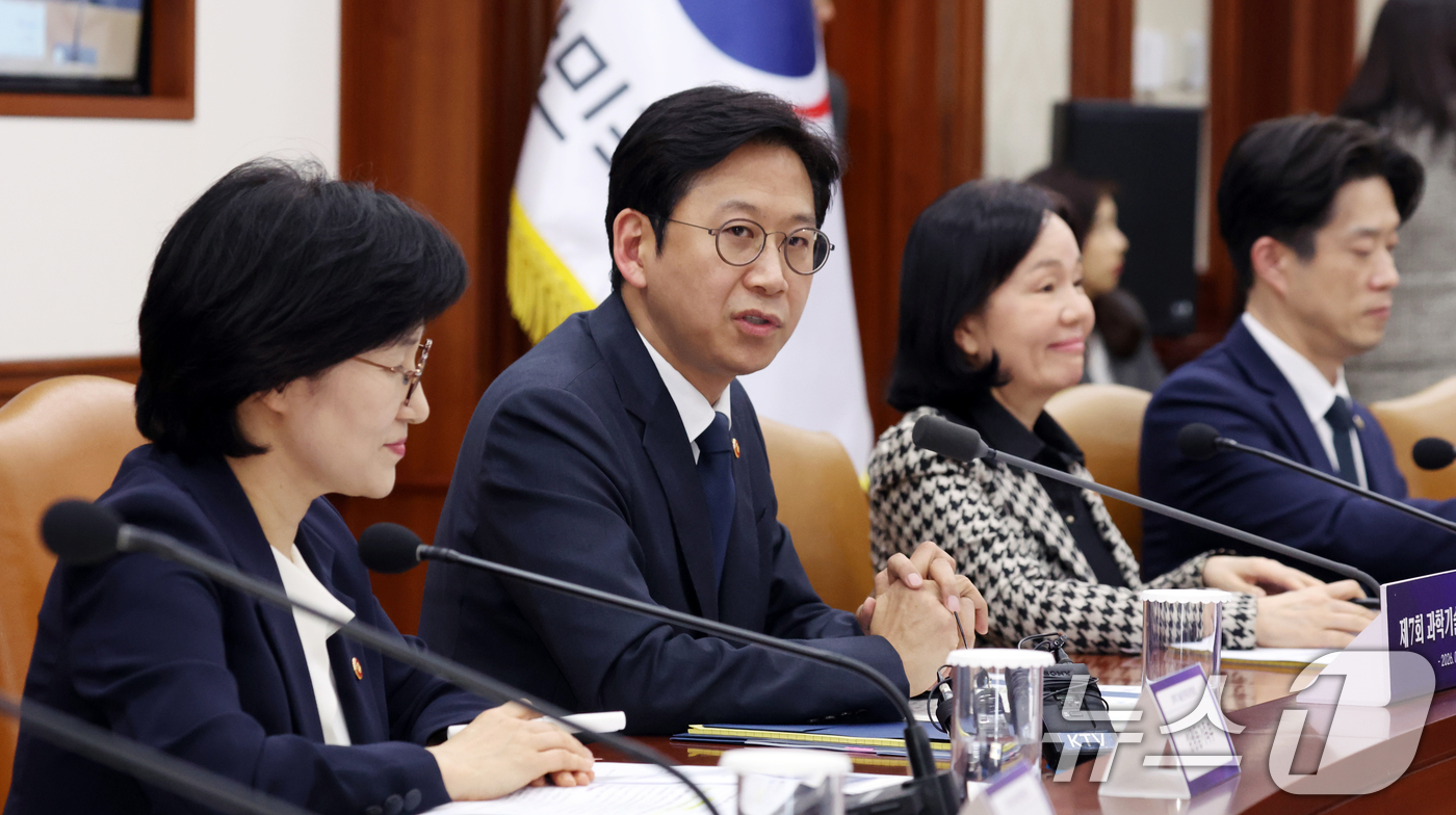 (서울=뉴스1) 김명섭 기자 = 배경훈 부총리 겸 과학기술정보통신부 장관이 16일 오후 서울 종로구 세종대로 정부서울청사에서 열린 과학기술관계장관회의에서 모두 발언을 하고 있다. …