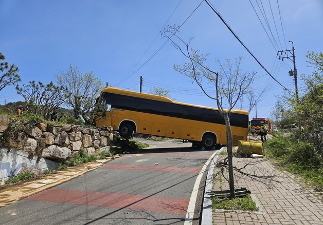 울산 중구서 45인승 버스 옹벽 충돌…운전자 부상