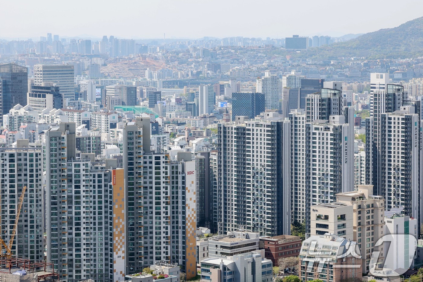 (서울=뉴스1) 조연우 인턴기자 = 주택 공시가격 상승 영향으로 보유세가 전년보다 15.3%(1조1000억 원) 증가해 8조8000억 원에 육박할 것으로 전망된다. 사진은 16일 …