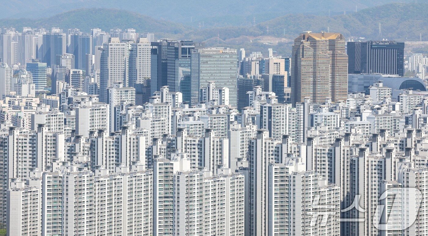 본문 이미지 - 서울 시내 아파트 단지 모습. 2026.4.16 ⓒ 뉴스1 조연우 인턴기자