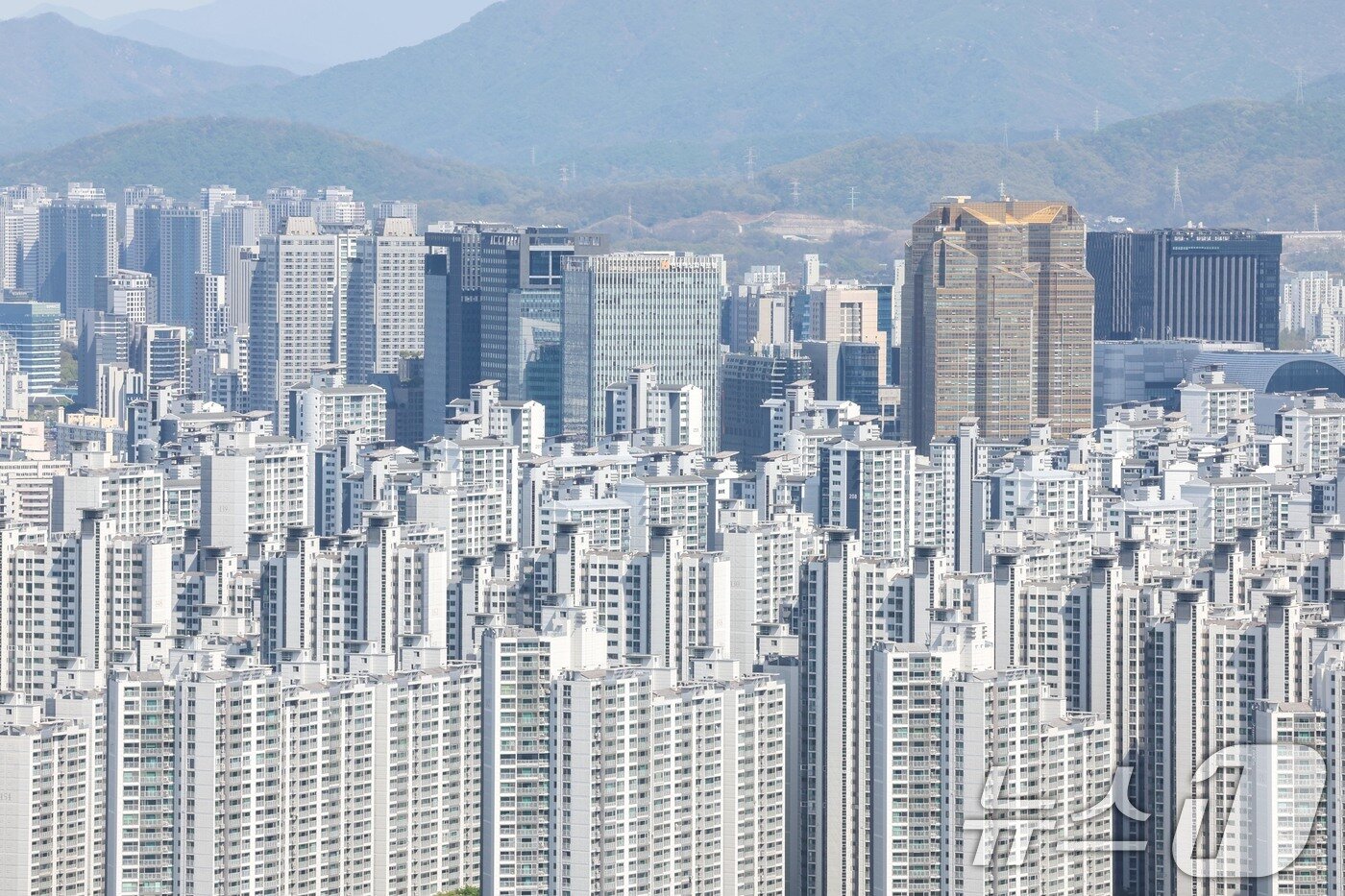 본문 이미지 - . 사진은 16일 서울 시내 아파트 단지 모습. 2026.4.16 ⓒ 뉴스1 조연우 인턴기자