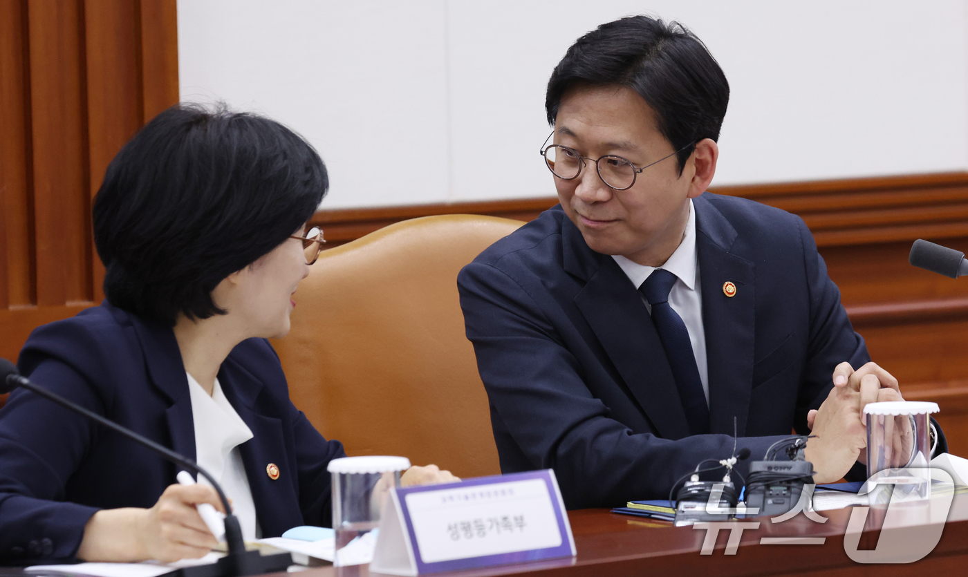 (서울=뉴스1) 김명섭 기자 = 배경훈 부총리 겸 과학기술정보통신부 장관과 원민경 성평등가족부 장관이 16일 오후 서울 종로구 세종대로 정부서울청사에서 열린 과학기술관계장관회의에서 …