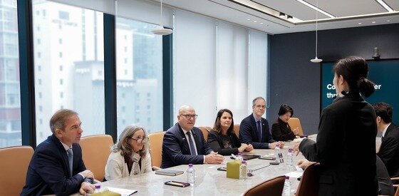 본문 이미지 - 서범석 대표 등 루닛 관계자들이 지난 6일 서울 강남구 루닛 본사에서 프랑스 총리실 산하 투자총괄국(SGPI) 브뤼노 보넬 사무총장(왼쪽에서 세번째) 등 사절단과 협력 방안을 논의하고 있다. (루닛 제공)