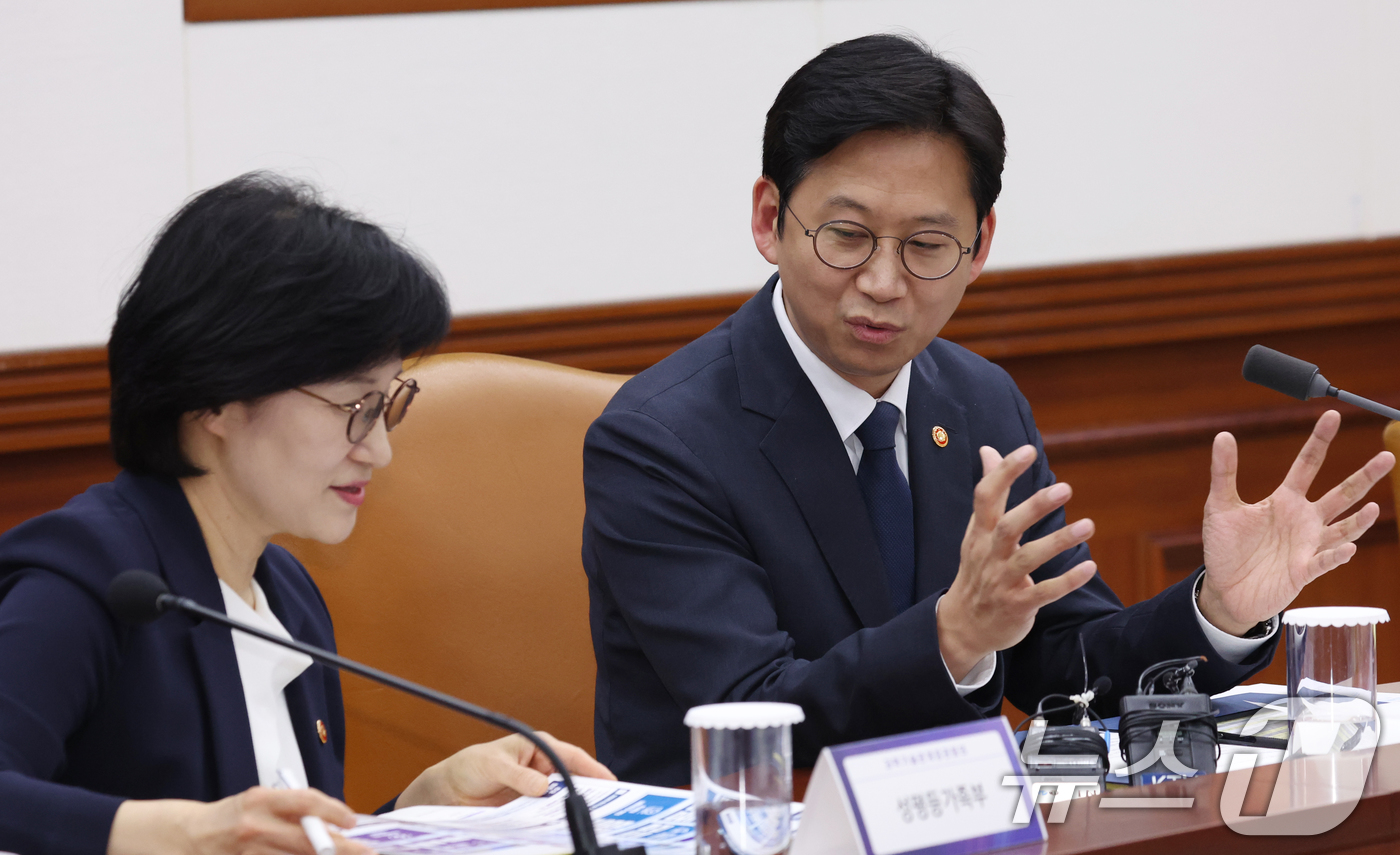 (서울=뉴스1) 김명섭 기자 = 배경훈 부총리 겸 과학기술정보통신부 장관과 원민경 성평등가족부 장관이 16일 오후 서울 종로구 세종대로 정부서울청사에서 열린 과학기술관계장관회의에서 …