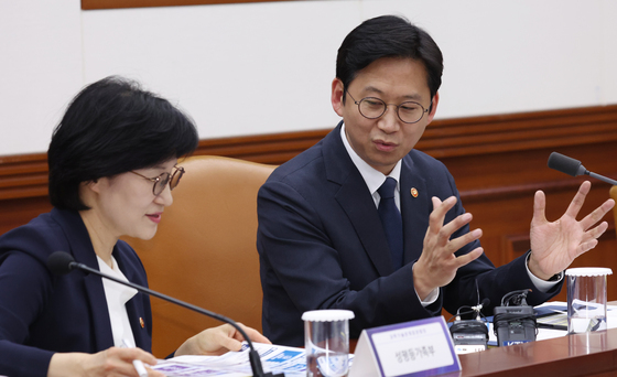 대화하는 배경훈 부총리와 원민경 장관