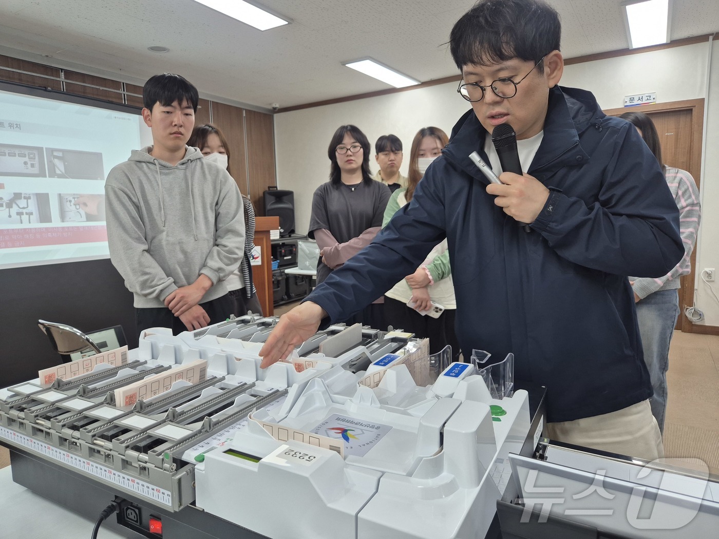 (창원=뉴스1) 강정태 기자 = 16일 경남 창원시성산구선거관리위원회 사무실에서 선관위 직원이 6.3지방선거 투표지분류기 운영요원들을 대상으로 투표지분류기 사용방법을 교육하고 있다 …