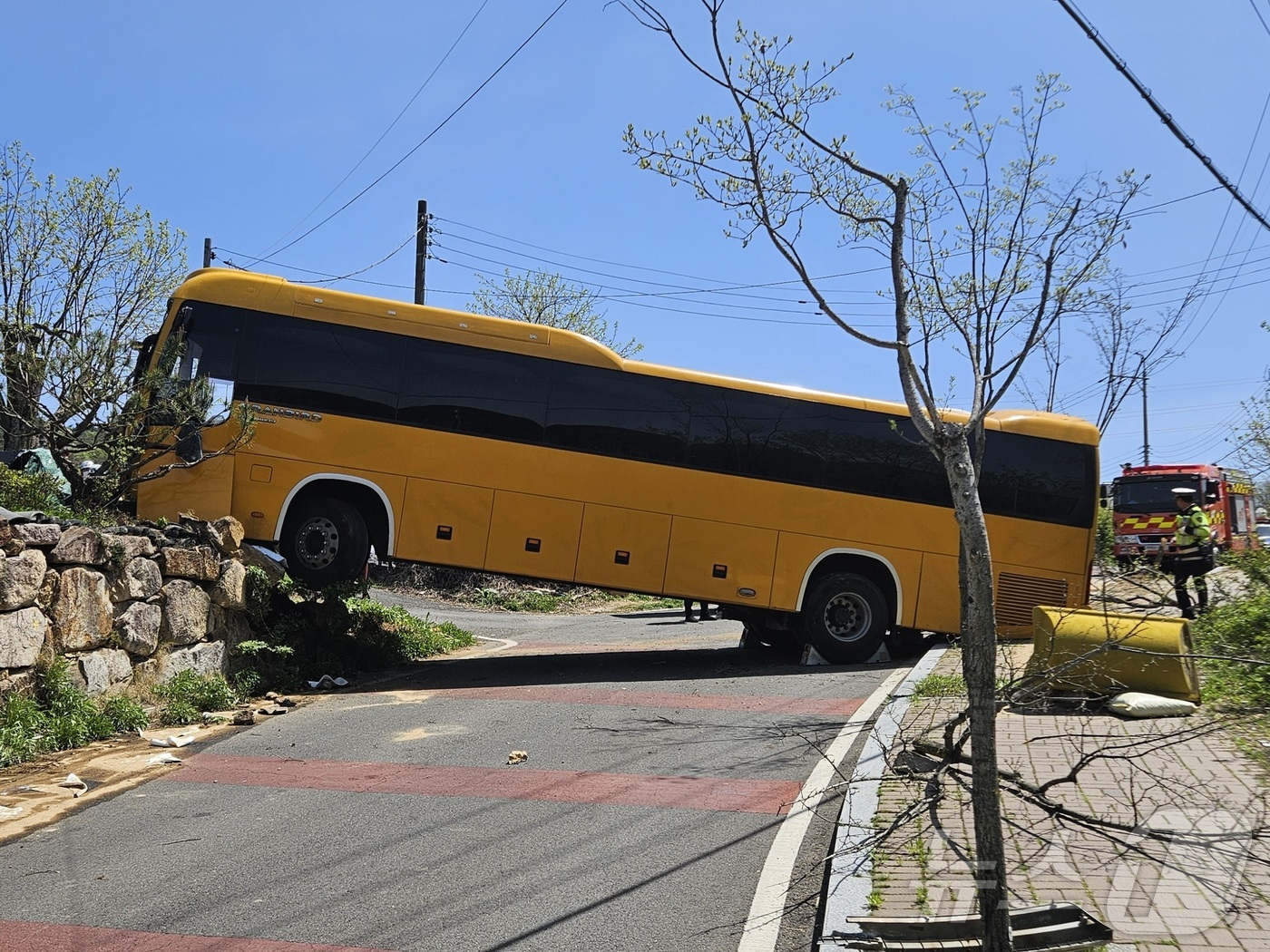 (울산=뉴스1) 박정현 기자 = 16일 낮 12시 30분께 울산 중구 성안동의 한 도로에서 버스가 옹벽을 들이받았다. 이 사고로 40대 운전자가 다쳤으며 버스엔 승객이 없었다.(울 …