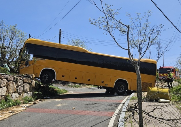 울산 중구서 45인승 버스 옹벽 충돌