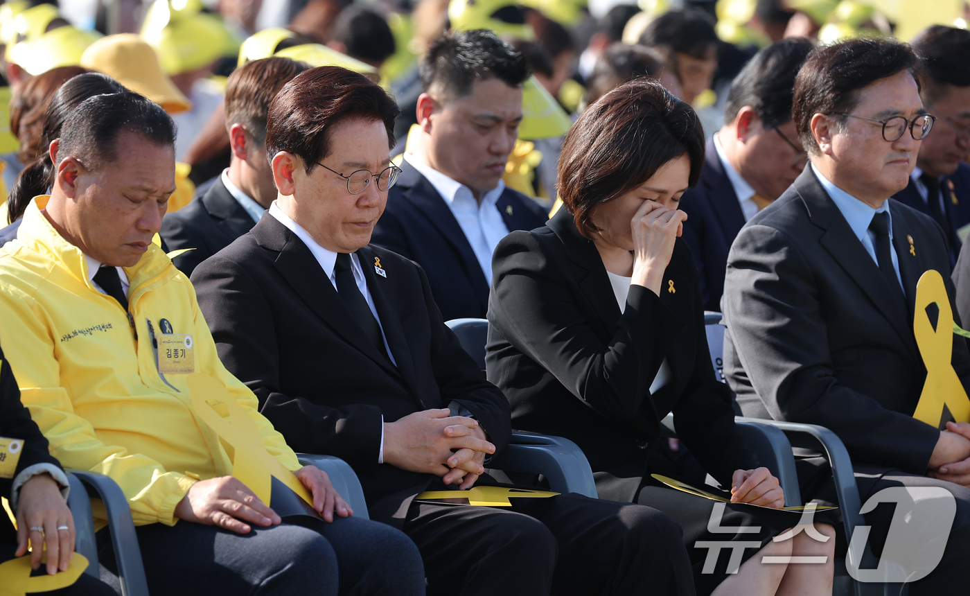 (안산=뉴스1) 허경 기자 = 이재명 대통령과 김혜경 여사가 16일 경기 안산 단원구 화랑유원지에서 열린 세월호 참사 12주기 기억식에 참석해 있다. (청와대통신사진기자단) 202 …
