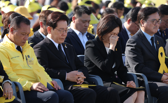 눈물 닦는 김혜경 여사